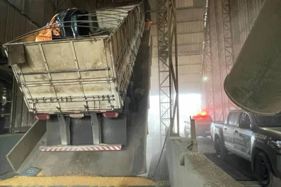 Veículo, que viria do Paraguai, seguia rumo a Passo Fundo e foi interceptado pela polícia. Comboio ainda tinha van e carro. Cinco suspeitos foram presos