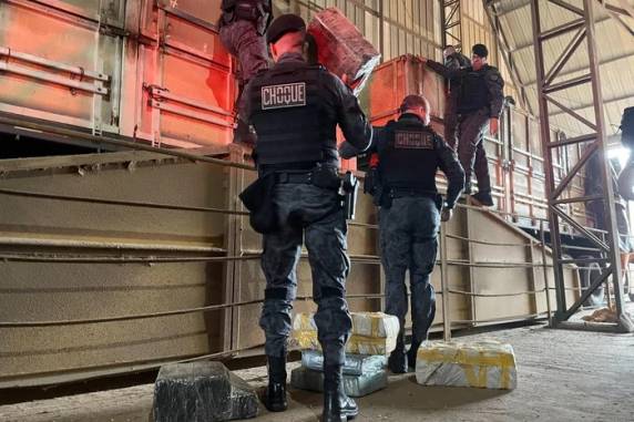 Veículo, que viria do Paraguai, seguia rumo a Passo Fundo e foi interceptado pela polícia. Comboio ainda tinha van e carro. Cinco suspeitos foram presos