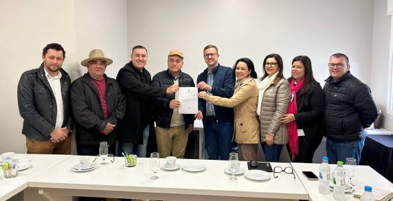 O parlamentar foi recebido pelo presidente do Hospital, Sidnei Strejevitch; pela diretora-geral Vanderli de Barros; pelo responsável do Núcleo Interno de Regulação, pelo enfermeiro Silvano Cervo e pela assessora de projetos Luciene Schroder.