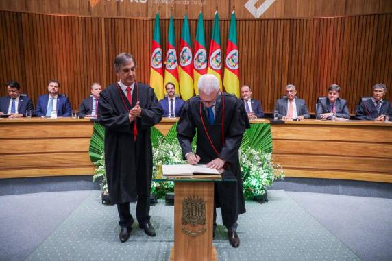 A posse ocorreu em sessão solene do Órgão Especial do Colégio de Procuradores, com a presença de autoridades, procuradores e promotores de Justiça, servidores da instituição, familiares e amigos.