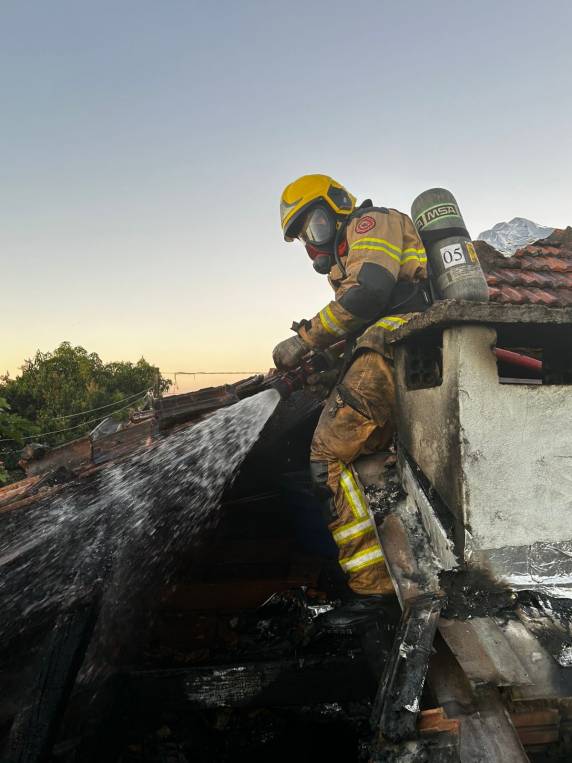 O fogo teve início na área da churrasqueira e se espalhou parcialmente para a estrutura do telhado.