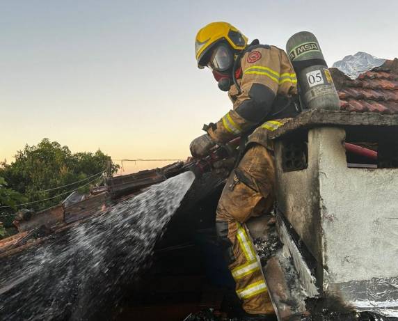 O fogo teve início na área da churrasqueira e se espalhou parcialmente para a estrutura do telhado.