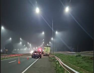O impacto causou a quebra do para-brisa e feriu gravemente o motorista, um homem de 48 anos.