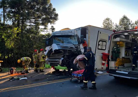 Acidente com carreta deixa motorista preso às ferragens na ERS-135, em Getúlio Vargas - foto 2