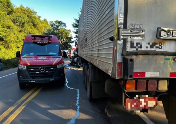 Acidente com carreta deixa motorista preso às ferragens na ERS-135, em Getúlio Vargas - foto 3