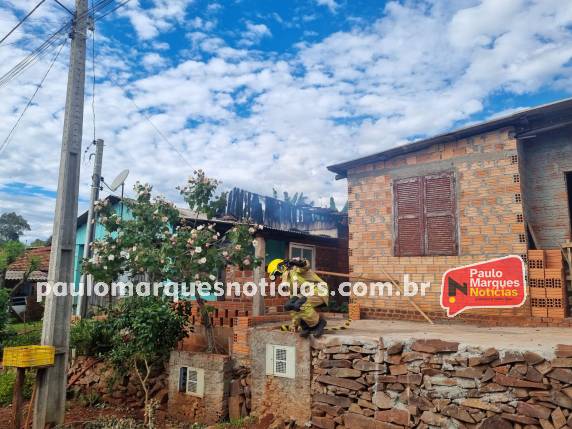 Homem morre em incêndio em residência no bairro Santa Maria, em Três de Maio - foto 2