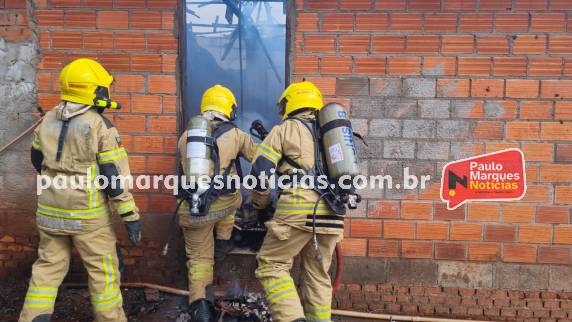 O sinistro ocorreu por volta das 12h30min, em uma residência localizada na Rua das Garças, no bairro Santa Maria.