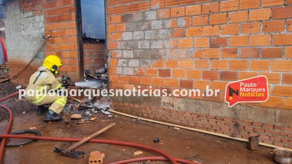 Homem morre em incêndio em residência no bairro Santa Maria, em Três de Maio - foto 5