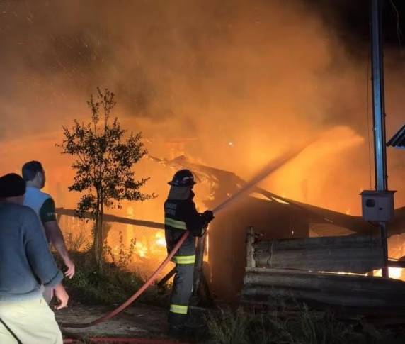 Os Bombeiros Voluntários foram acionados e atuaram no combate às chamas. Antes da chegada da equipe, vizinhos ajudaram a retirar diversos móveis da casa, minimizando os prejuízos.