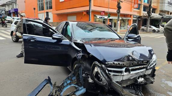 Capotamento é registrado na Avenida Brasil, no Centro de Passo Fundo - foto 5