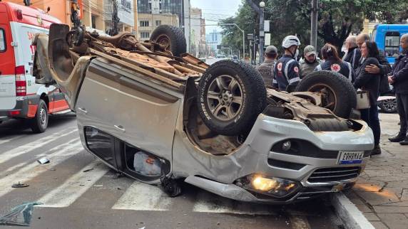 Capotamento é registrado na Avenida Brasil, no Centro de Passo Fundo - foto 2