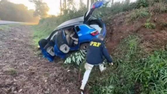 O caso ocorreu por volta das 6h30, quando os policiais realizavam patrulhamento e deram ordem de parada a um veículo Jeep/Compass, que foi desobedecida pelo condutor.