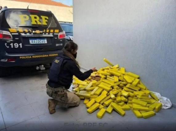 O caso ocorreu por volta das 6h30, quando os policiais realizavam patrulhamento e deram ordem de parada a um veículo Jeep/Compass, que foi desobedecida pelo condutor.