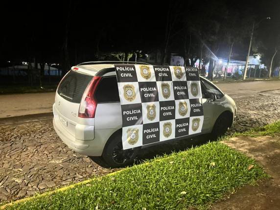 O carro, um Citröen C4 de cor prata, havia sido furtado em outubro de 2024, na cidade de Canoas.