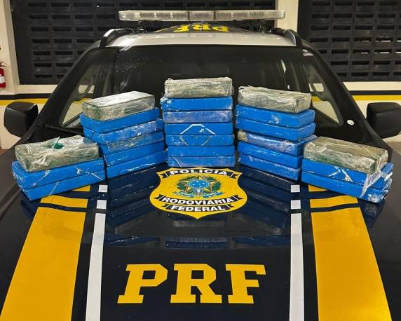 Policiais usaram uma "cama de faquir" para furar os pneus do automóvel e impedir a fuga do criminoso