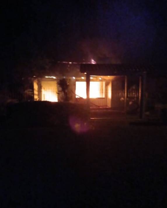 Incêndio destrói residência no interior de Casca - foto 2