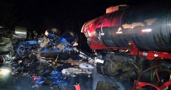 Duas mortes em colisão entre carretas na BR-153 em Irani; um das carretas é emplacada em Ijuí - foto 2