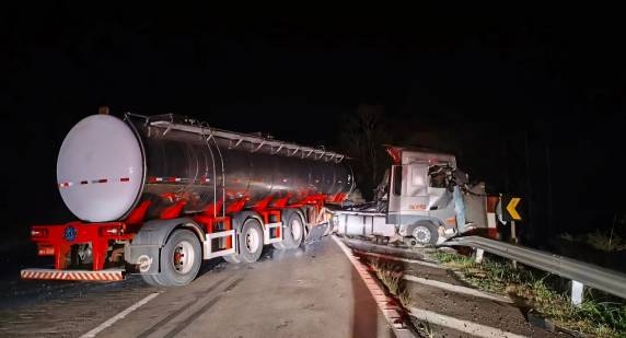 Duas mortes em colisão entre carretas na BR-153 em Irani; um das carretas é emplacada em Ijuí - foto 5