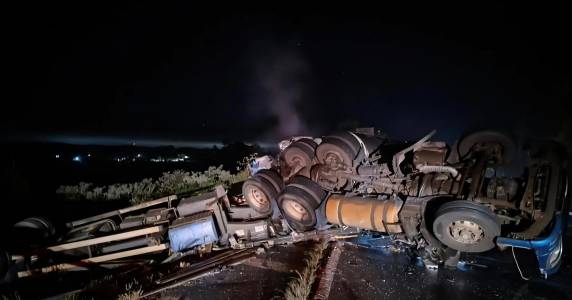 Duas mortes em colisão entre carretas na BR-153 em Irani; um das carretas é emplacada em Ijuí - foto 3
