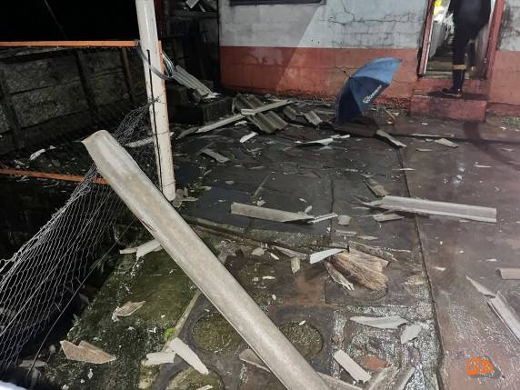 Temporal destelha casas, granjas e danifica rede elétrica no interior de Descanso SC - foto 4