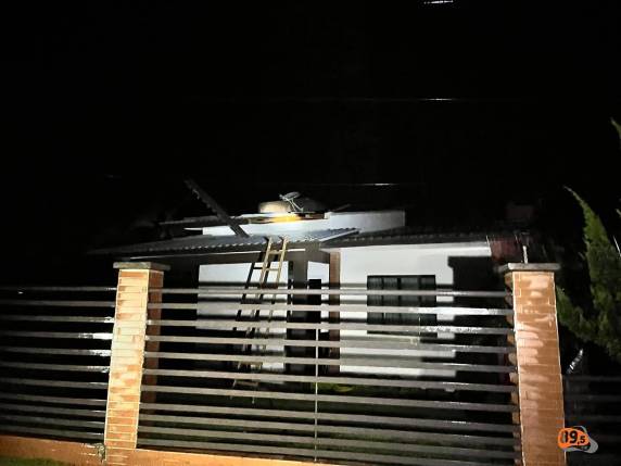 Temporal destelha casas, granjas e danifica rede elétrica no interior de Descanso SC - foto 2