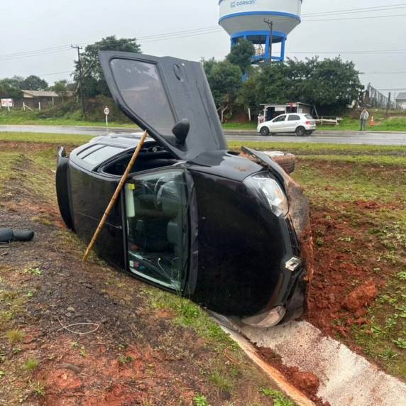 Capotamento é registrado na BR-285, em Passo Fundo - foto 3