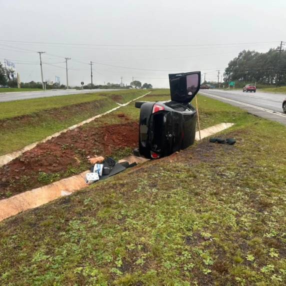 Capotamento é registrado na BR-285, em Passo Fundo - foto 2