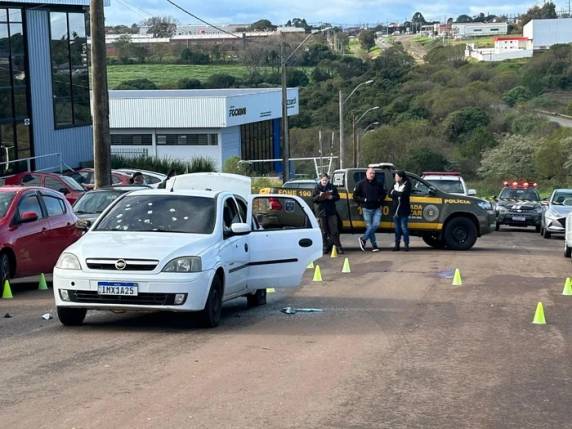 Um dos envolvidos era menor de idade. Trio estava em carro que fugiu de abordagem policial perto do bairro Morada do Sol
