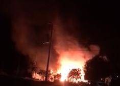 O fogo teve início por volta das 3h e mobilizou a comunidade, que atuou de forma rápida para evitar que as chamas atingissem a residência próxima, enquanto o Corpo de Bombeiros de São Luiz Gonzaga se deslocava para o atendimento.