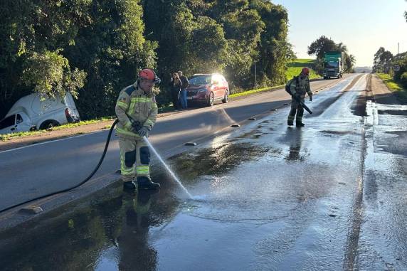 Sete veículos se envolvem em acidentes na RS-135 por causa de gelo na pista - foto 2
