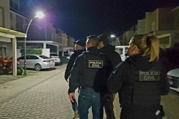 A investigada é a Portal Terceirização de Serviços de Mão de Obra Ltda que, desde 2022, recebeu R$ 8,5 milhões em serviços prestados ao governo. São apurados os crimes de fraude em licitação e organização criminosa
