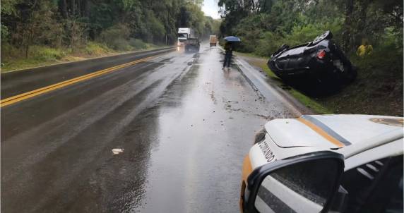Capotamento registrado na ERS-135 mobiliza em Erechim - foto 2