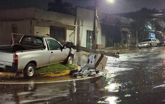 Motorista derruba poste com câmera de monitoramento em rótula de Ijuí - foto 2