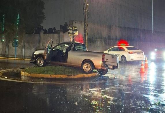 Motorista derruba poste com câmera de monitoramento em rótula de Ijuí - foto 3