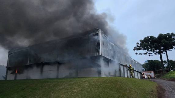 Imagens mostram destruição após incêndio em galpão no interior de Passo Fundo - foto 5