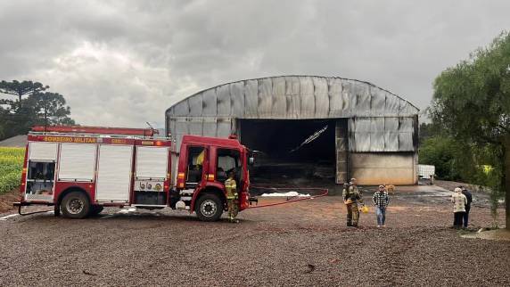 Imagens mostram destruição após incêndio em galpão no interior de Passo Fundo - foto 4