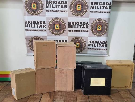 Durante a revista, foram encontradas 66 garrafas de vinho de origem estrangeira, em quantidade superior à cota permitida pela legislação vigente.
