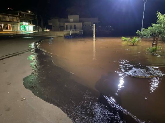 Tráfego é interrompido sobre ponte do Rio Santa Rosa em Porto Mauá devido à elevação das águas - foto 3