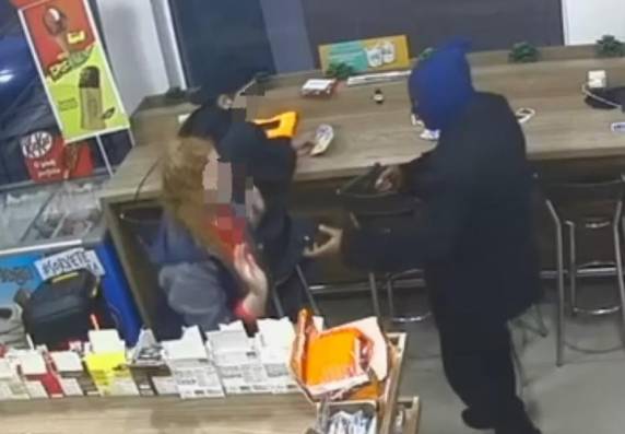 Uma funcionária e um cliente foram rendidos pelo ladrão