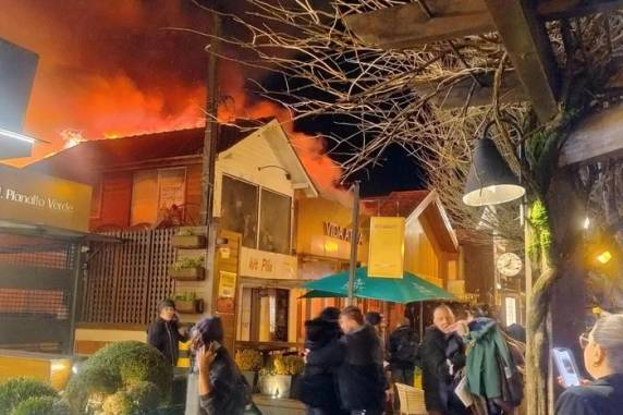 De acordo com o Corpo de Bombeiros, as chamas foram controladas e ninguém ficou ferido