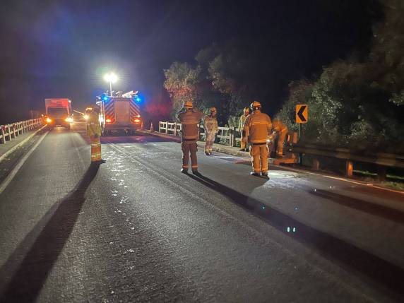 Veículo cai de ponte na BR-386 e mobiliza Corpo de Bombeiros em Carazinho - foto 4