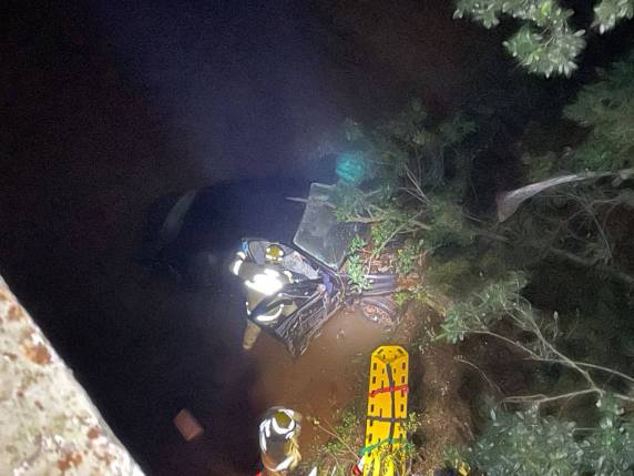 Veículo cai de ponte na BR-386 e mobiliza Corpo de Bombeiros em Carazinho - foto 2