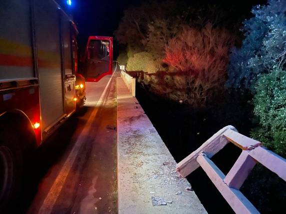 Veículo cai de ponte na BR-386 e mobiliza Corpo de Bombeiros em Carazinho - foto 3