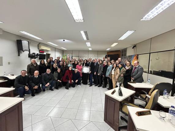 Com a presença dos vereadores, autoridades, convidados e profissionais do Hospital, a homenagem foi entregue no Plenário da Étore Alberto Beltrame.