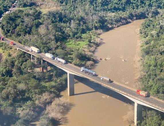 Caminhão e carreta batem de frente em cima de ponte na BR-282 em Iraceminha - foto 3