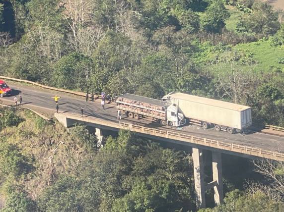 Caminhão e carreta batem de frente em cima de ponte na BR-282 em Iraceminha - foto 2