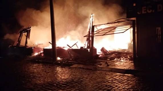 Segundo o prefeito, o fogo já foi controlado e ninguém ficou ferido