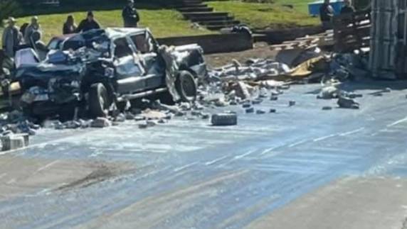 Caminhão tomba na ERS-129 e atinge outros veículos entre Vanini e David Canabarro - foto 4