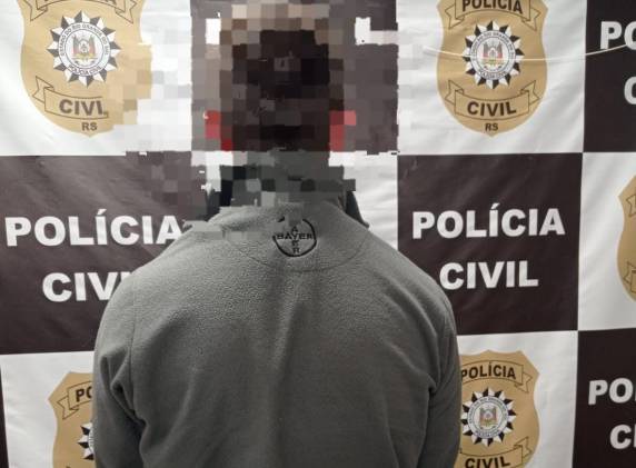 A ação foi realizada de forma conjunta pela Delegacia de Polícia de Cerro Largo (DP) e pela Delegacia Especializada no Atendimento à Mulher de Santo Ângelo (DEAM).