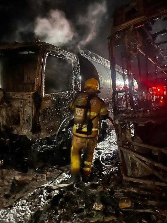 Incêndio destrói ônibus e atinge caminhão tanque em posto de combustíveis em Cândido Godói; assista ao vídeo - foto 2